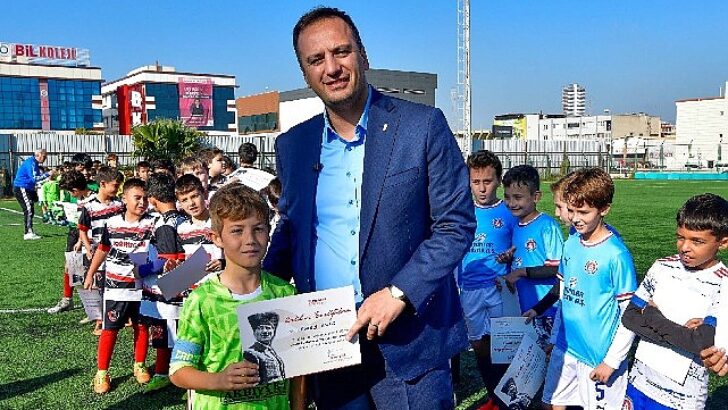 Bornovalı minikler 10 Kasım anısına çaba etti