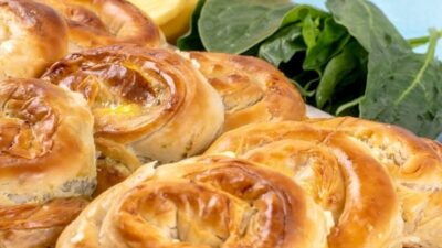 Hazır Yufkadan Kıymalı Gül Böreği Tarifi