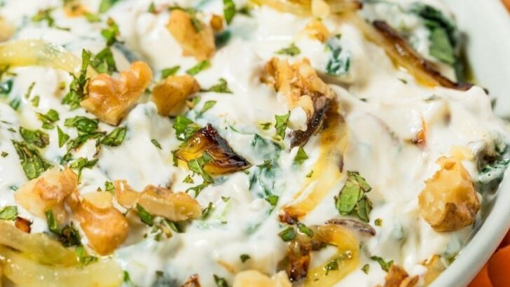 Yoğurtlu Karamelize Soğan Mezesi Tarifi