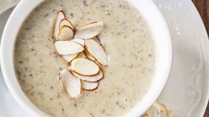 Bademli Kremalı Mantar Çorbası Tarifi