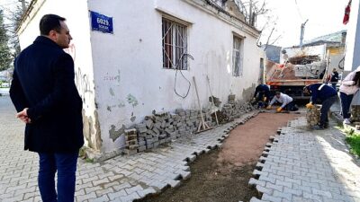 Bornova’da yol seferberliği sürüyor