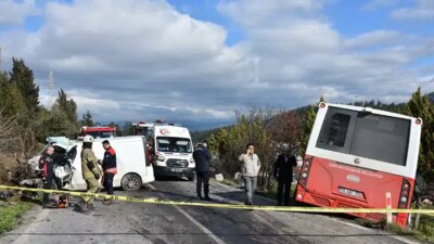 İzmir’de feci kaza… Belediye otobüsü ile minibüs çarpıştı: Meyyit ve yaralılar var