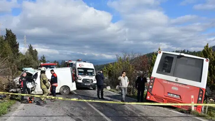 İzmir’de feci kaza… Belediye otobüsü ile minibüs çarpıştı: Meyyit ve yaralılar var