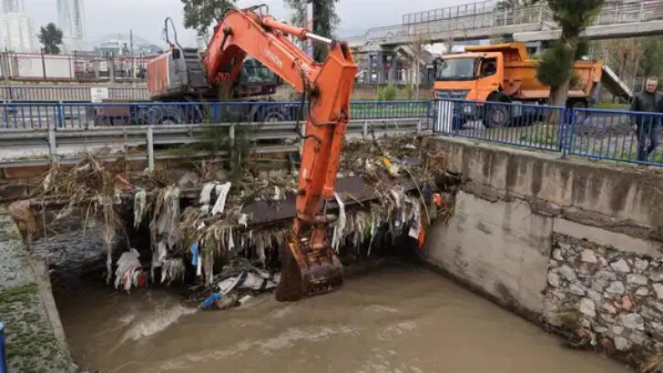 İzmir’de kuvvetli yağış alarmı: 1310 işçi, 342 araç ve 200 pompa ile alanda