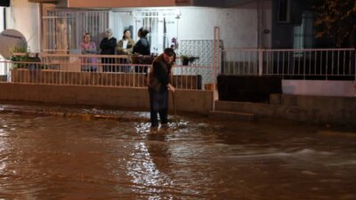 İzmir’de sağanak: Yollar göle döndü, mesken ve iş yerlerini su bastı