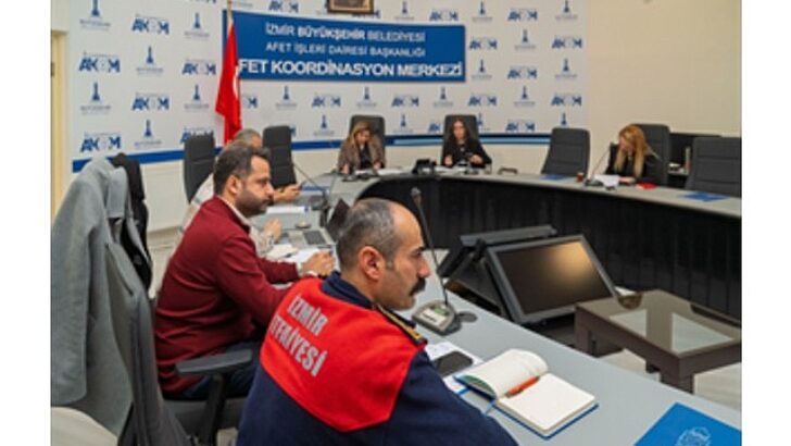 İzmir’de yağış sonrası hasar tespit ve müdahale çalışmaları devam ediyor