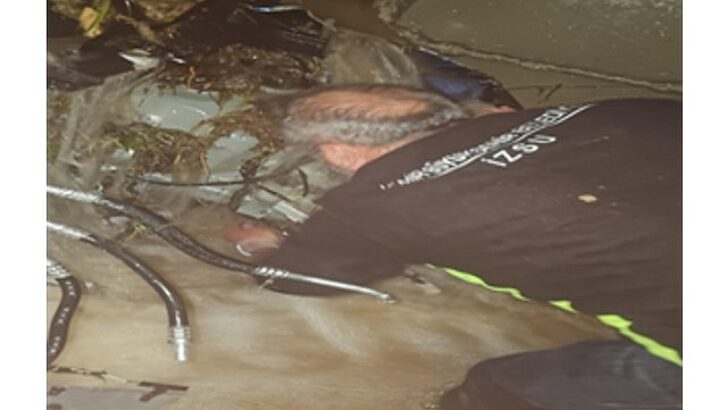 Kemalpaşa Ulucak’ta menfeze giren aracın çıkarılma çalışmaları sürüyor