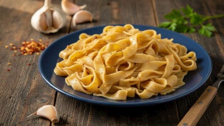 Sarımsaklı El Açması Makarna Tarifi