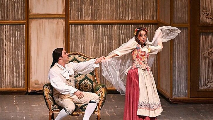 Sınıfsal Tansiyonların Mizahla Buluştuğu Başyapıt: “Figaro’nun Düğünü” Yine İZDOB Sahnesinde