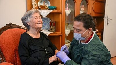 Bornova’da yaşlı ve engelliler meskenlerinde yalnız değil