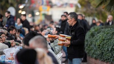Büyükşehir iftar sofrasını bu defa Karşıyaka’da kurdu