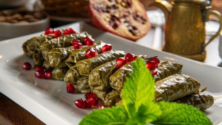 Narlı Bademli Yaprak Sarma Tarifi