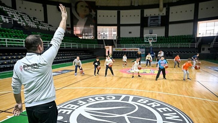 Bornova’da çocuklar sporla büyüyor