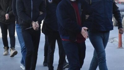 Kapıyı ’polisiz’ diyerek açtırdılar, silahla vurup 550 bin lira parayı çaldılar