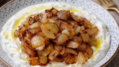 Karamelize Soğanlı Yoğurt Mezesi Tarifi