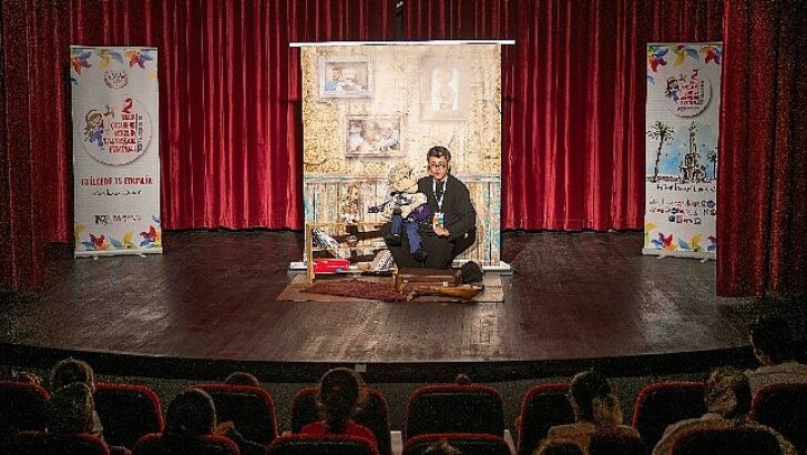 Bornova’da çocuk tiyatrosuna ağır ilgi