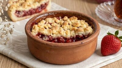 Güveç Kabında Çilekli Turta Tarifi