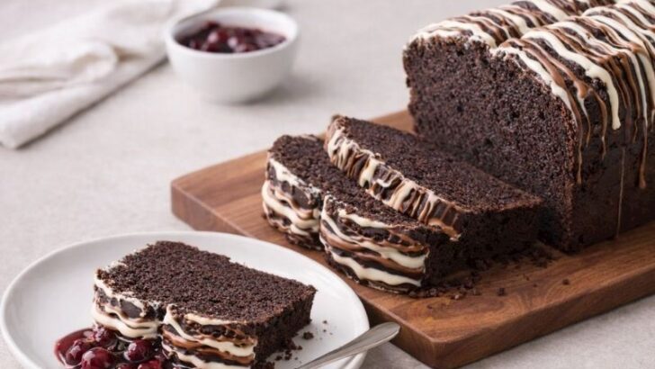 Tam Kıvamında Yumuşacık Çikolatalı Kek Tarifi