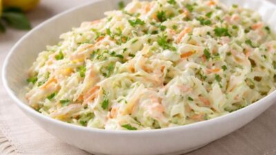 Yoğurtlu Elmalı Lahana Salatası Tarifi