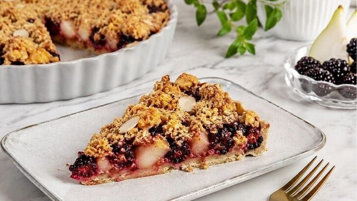 Armutlu Böğürtlenli Kırıntı Tart Tarifi