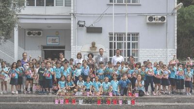 Bornovalı minik eller toprakla buluşuyor