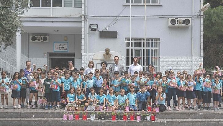 Bornovalı minik eller toprakla buluşuyor