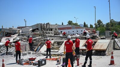 Enkazda nefes alacak vakit yok