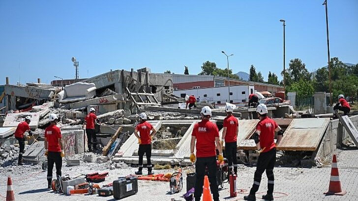 Enkazda nefes alacak vakit yok