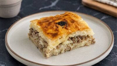 Hazır Yufkadan Kolay Kıymalı Tepsi Böreği Tarifi