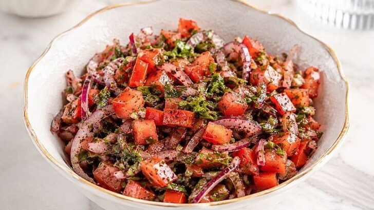 Kebapçıların Meşhur Tablacı Salatası Tarifi