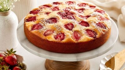 Pastane Lezzetinde Çilekli Kremalı Kek Tarifi
