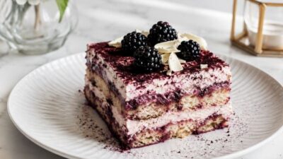 Rengiyle İştah Açan Böğürtlenli Tiramisu Tarifi
