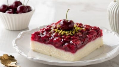 Sütlü Tatlı Sevenlere: Kirazlı İrmik Tatlısı Tarifi