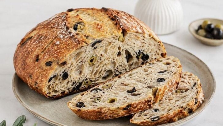Autolyse (Otoliz) Tekniği İle Zeytinli Artisan Ekmek Tarifi