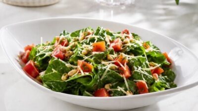 Çam Fıstığı Ve Peynirle Zenginleşen Kuzu Kulağı Salatası Tarifi