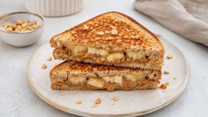 Çıtır Lezzetiyle Muzlu Yer Fıstıklı Tost Tarifi