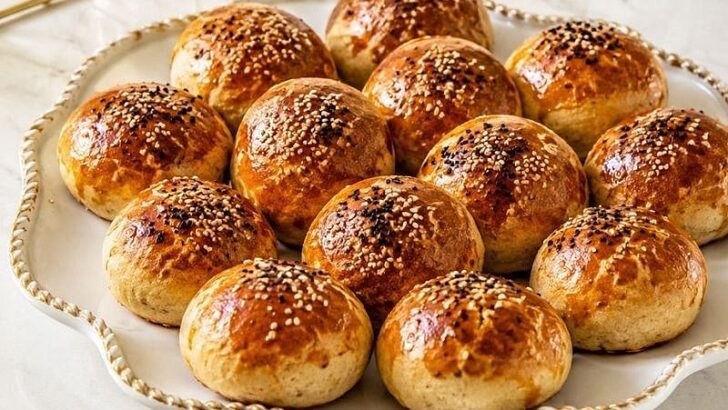 Kahvaltıya 10 Dakikada Kolay Poğaça Tarifi