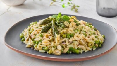 Kuşkonmazlı Bezelyeli Şehriye Salatası Tarifi
