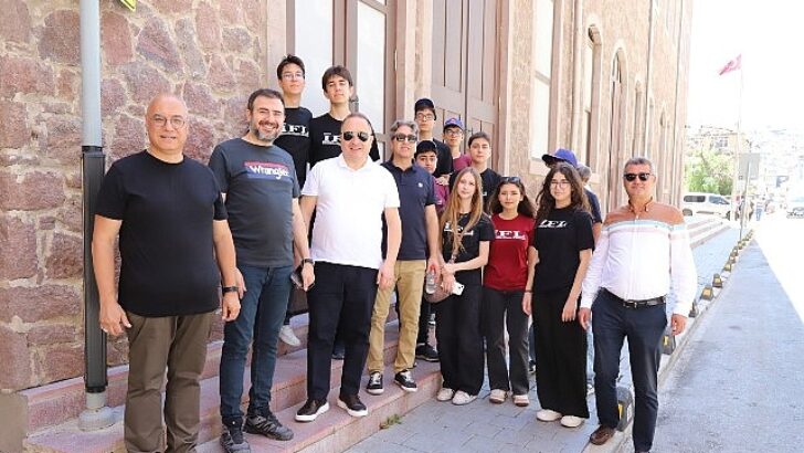Rektörle Flanörlük Etkinliğinde Kemeraltı’nın Tarihi ve Kültürel Mirası Keşfedildi