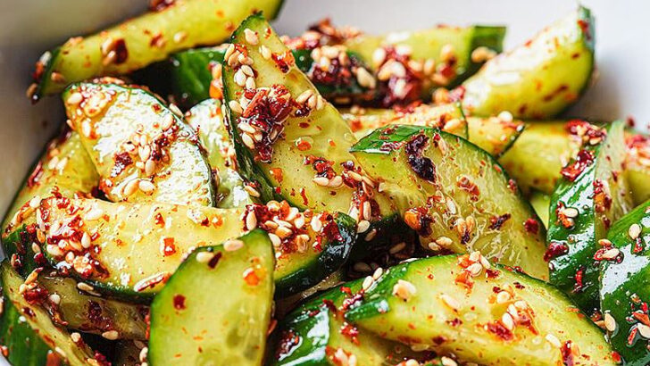 Sosuyla Lezzetlenen Asya Usulü Acılı Salatalık Salatası