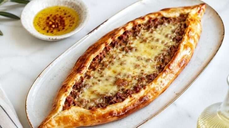 Taş Fırın Lezzetinde Kıymalı Pide Tarifi