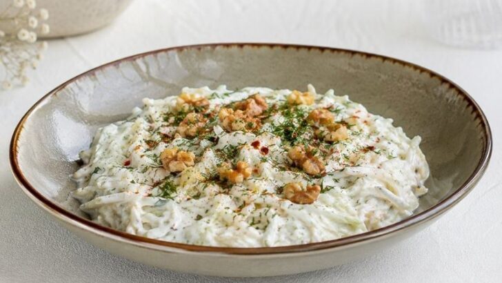 Yaz Sofralarına Çok Yakışan Yoğurtlu Alabaş Salatası Tarifi