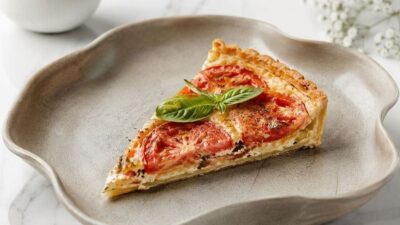 Yaz Sofralarına Yakışan Domatesli Tart Tarifi