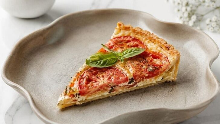 Yaz Sofralarına Yakışan Domatesli Tart Tarifi