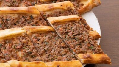 İncecik Hamuruyla Ev Yapımı Kıymalı Pide Tarifi