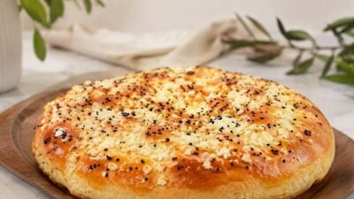 Lor Peynirli Mayalı Çörek Tarifi