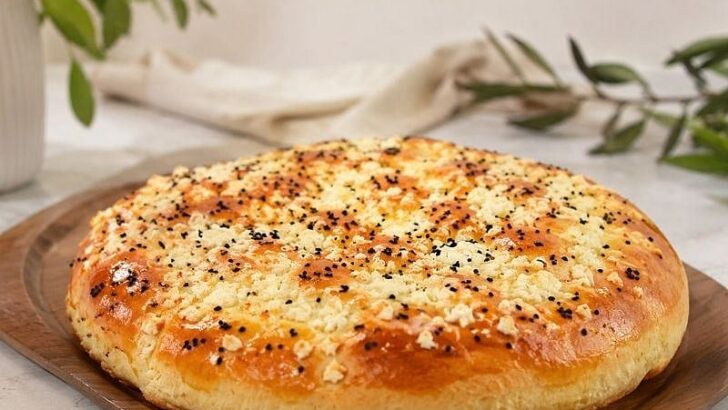 Lor Peynirli Mayalı Çörek Tarifi