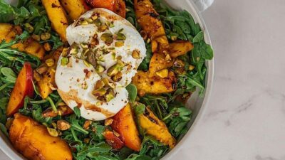 Tavada Şeftali Burrata Salatası Tarifi